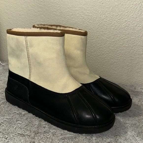 UGG Black and Cream Rain & Snow Boots unisex. - Picture 1 of 12